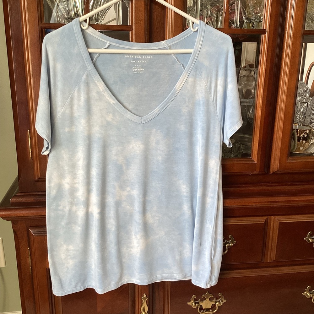 American Eagle Outfitters Soft & Sexy Blue Tie-Dye V-Neck Tee 👩‍🎤